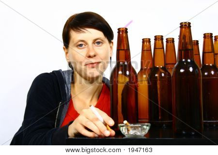 Mujer con una cerveza