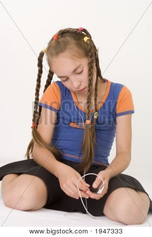 Ragazza con un Mediaplayer Iv