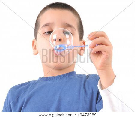 Pieni poika puhaltaa saippuakuplia - valkoinen tausta studio image.