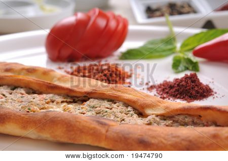 Traditionelle türkische Pide mit gehacktem Fleisch.