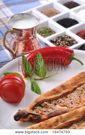 traditionelle türkische Pide mit gehacktem Fleisch.