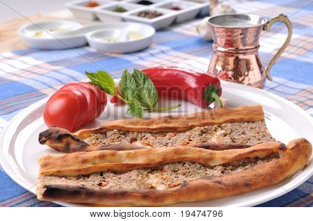 traditionelle türkische Pide mit gehacktem Fleisch.