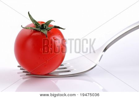 Tomaten auf eine Gabel isoliert auf weiss - eine Reihe von Essen ON Gabel Bildern.