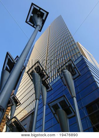 现代建筑和太阳能电源板