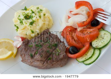 Fraîchement Steak avec purée de Potatoand mixte de légumes et salade.