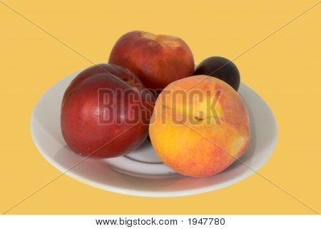 Fruits mélangés dans le bol du 3. Isolé.