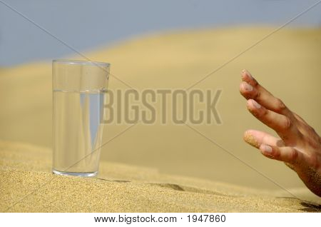 Hand att nå för vatten.