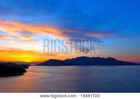 Vackra solnedgången över Egeiska havet, Grekland