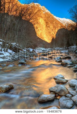 Rio de montanha nos Alpes