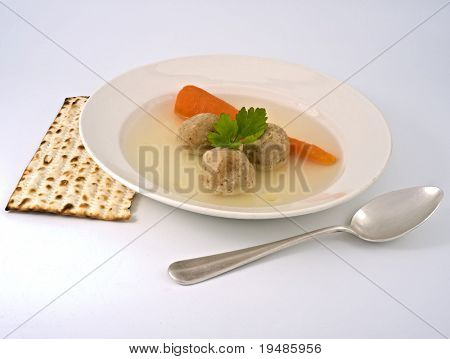 traditionel jødisk matzo bold suppe med spone og matza.