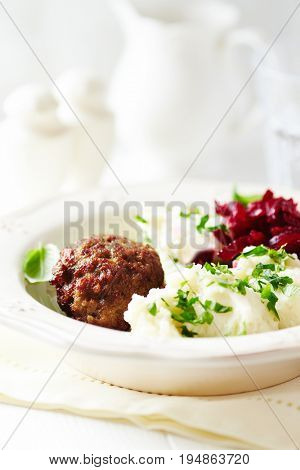 Frikadeller with mashed potatoes and beetroot salad