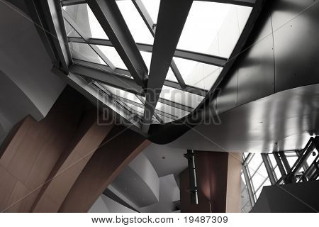 interiér moderní budova s obří vývrtka oknem