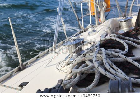 อย่างใกล้ชิดของเซลเป็นเรือกว้านและ bowline / นับพื้นหลัง