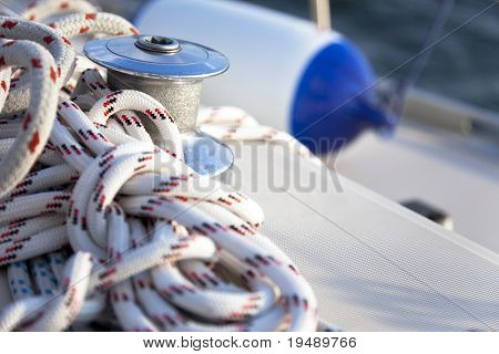 อย่างใกล้ชิดของเซลเป็นเรือกว้านและ bowline / นับพื้นหลัง
