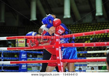 Bangkok august 2: Sajad alle Amy (l) des Irak kämpft Sherjod Sharipoy aus Usbekistan an thai-Boxen e