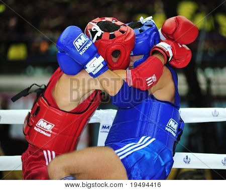 BANGKOK - AUGUST 2: Sajad alle Amy (L) vom Irak Kämpfe Sherjod Sharipoy Usbekistans im Thai-Boxen-e