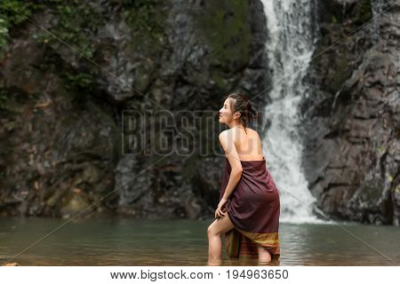 Daily life of rural women in AsiaWas bathing in a waterfall