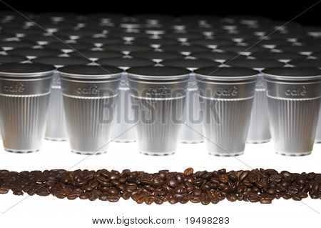 コーヒー豆の焙煎プラスチック製コップ、角度のビューの行の前の行
