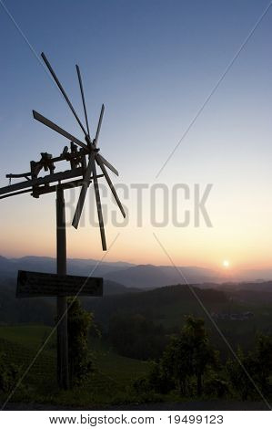 Klapotetz v rakouských vinic s krásnou krajinou při západu slunce.