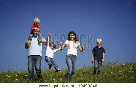 Lykkelig familie på fem gang i engen og kastede op datter.