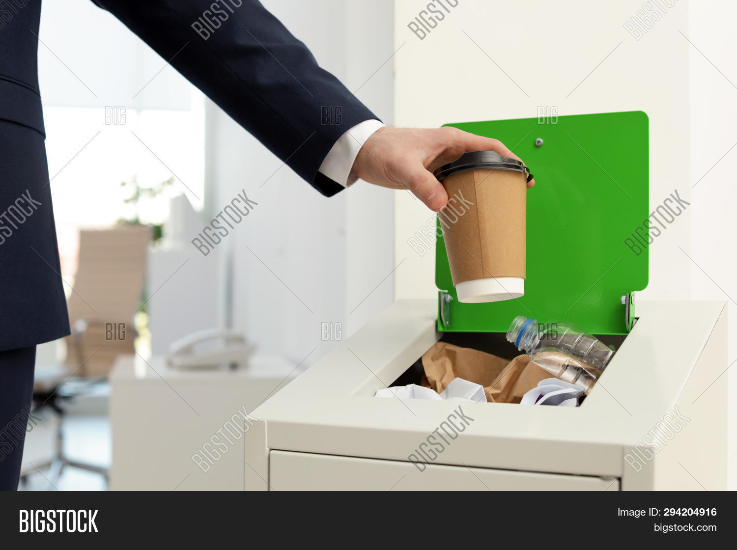Office bin. Office bin. Vipp. Drönjöns дрёнйонс лоток. Мусорный контейнер в помещении.