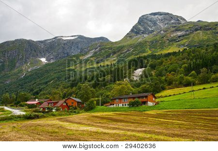 kleines Dorf im Gebirge