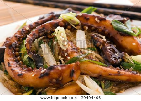 Cuttle balık Pirinç Noodle ile