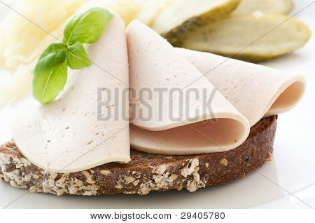 Uzeniny na statek chléb
