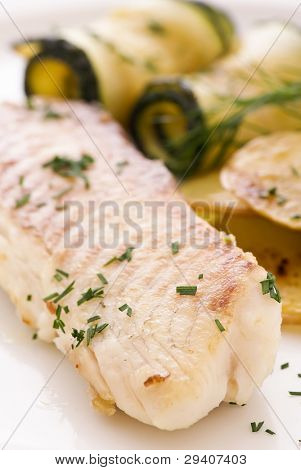 Tilapiini med grøntsager og kartofler
