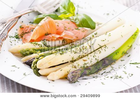 Chřest s uzeným lososem