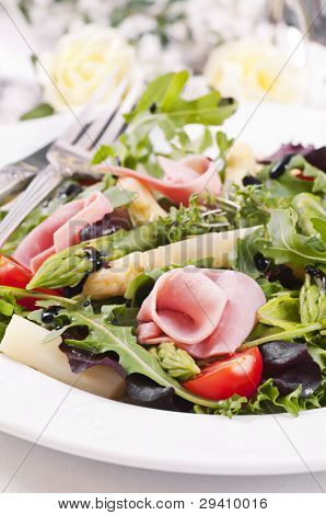 Haşlanmış jambon ve kuşkonmaz keyif roket salata