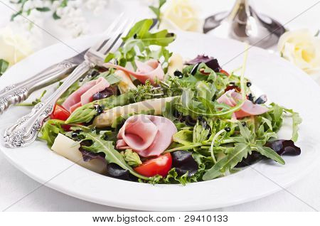 Haşlanmış jambon ve kuşkonmaz keyif roket salata