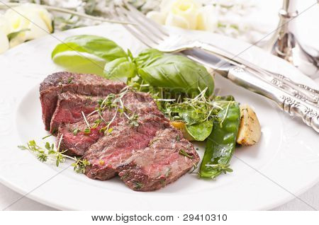 taglio medio di bistecca di manzo con verdura