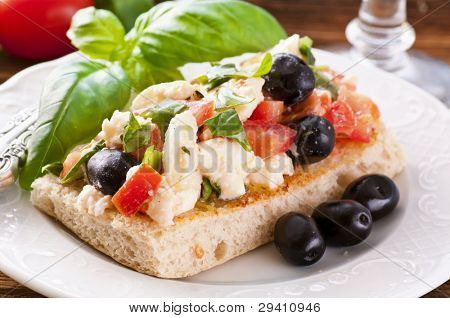 Bruschetta auf Focaccia mit Feta und Oliven