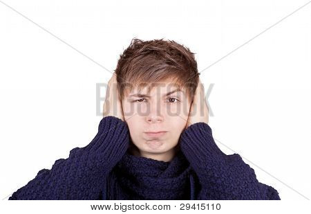 Ragazzo chiuse le orecchie con le mani
