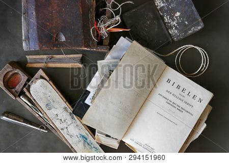 Trondheim, Norway 09/07/2018 : The Old Bible On The Norwegian Language, Published In Oslo In 1947 La