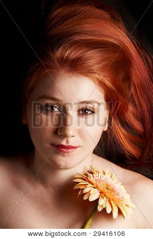 Lage sleutels portret van een jonge vrouw