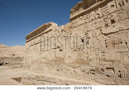 Egipcios jeroglíficos esculpidos en una pared del templo