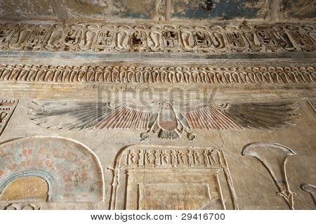 Egipcios jeroglíficos esculpidos en una pared del templo