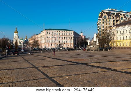 Kiev Ukraine 31 Mar 2019: Maidan Nezalezhnosti Is The Central Square Of Kiev Capital Of Ukraine. The