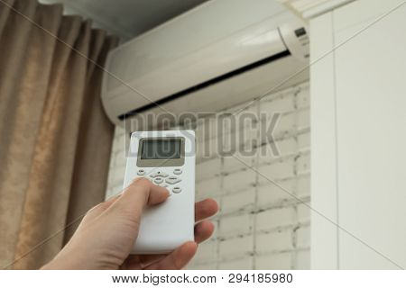 Air Conditioning, Temperature Control With Remote Control, Cooling