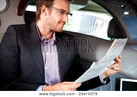 ชายหนุ่มที่ห้องอ่านหนังสือในรถหรู