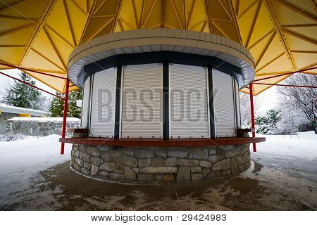 kleinen kreisfÃ¶rmigen Kiosk geschlossen