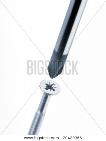 Kreuzschlitz-Schraubendreher und Schraube over white background