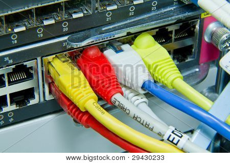 geçiş yapmak için bağlı ethernet kabloları labirent
