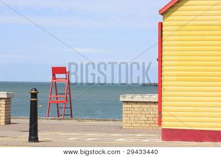 Cabaña amarillo junto al mar