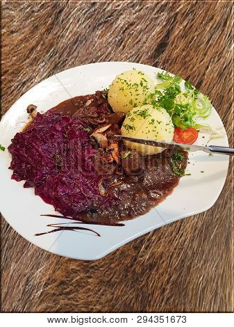 Gourmet-wildfilet Mit Kartoffel-knödel, Gulasch Garniert

Gourmet Game Fillet With Potato Dumplings,