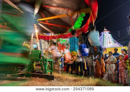 Howrah,west Bengal,india -april 15th, 2018 : Children Are Riding On Nagordola- A Traditional Amuseme