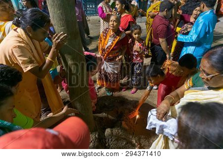 Howrah,west Bengal, India - April 15th, 2018 : Women Praying To Wood - During Gajan And Charak Puja-