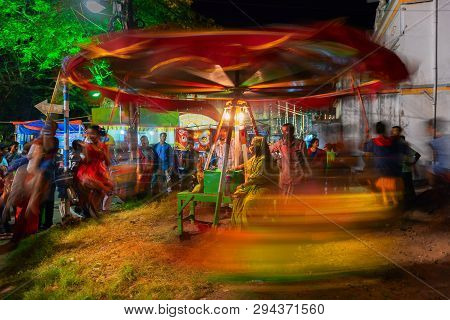 Howrah,west Bengal,india -april 15th, 2018 : Children Are Riding On Nagordola- A Traditional Amuseme